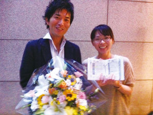 志水講師と一緒に。講座最終日、本試験まで一人孤独に勉強することが不安で、一緒に写真を撮っていただきました。ちなみに、自分の苦手な民法177条のスパイラルカードを開いて激写！