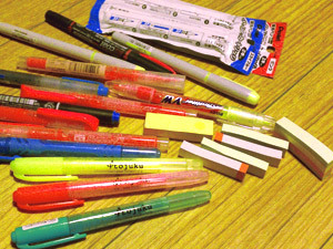 蛍光ペンと付箋です。教材を常に復習するため、必要な箇所に印を大量につけておりました。 おそらく50本は今年１年で使ったと思われます。