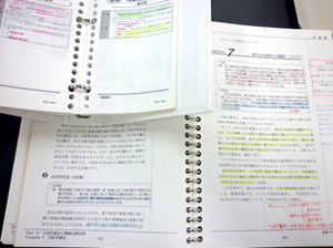 行政法で使用したテキストとスパイラスカード。基本的に情報はテキストに集め、スパイラルカードは細切れ時間利用。