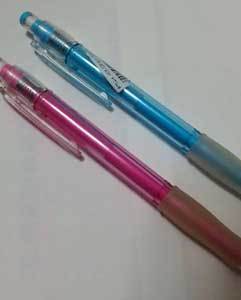 毎日のように使っていた消せる色つきシャープペンシルです。お世話になった先生がマーカーよりも裏にしみない色鉛筆などの方がよいとおっしゃってからずっと使っている思い出の品です。