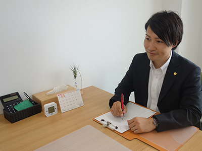 行政書士新井勇輝氏