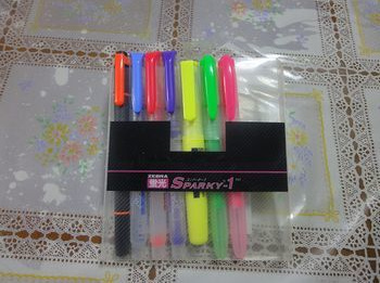 テキストの標題部分や重要事項に色をつけるために使っていた蛍光ペンセットです。