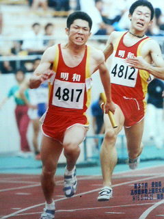 県大会のリレーにて、私がアンカーで、私があと１人抜かなければお世話になった先輩（右）が引退してしまうといった状況の写真です。