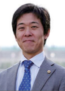菅 俊治 氏
